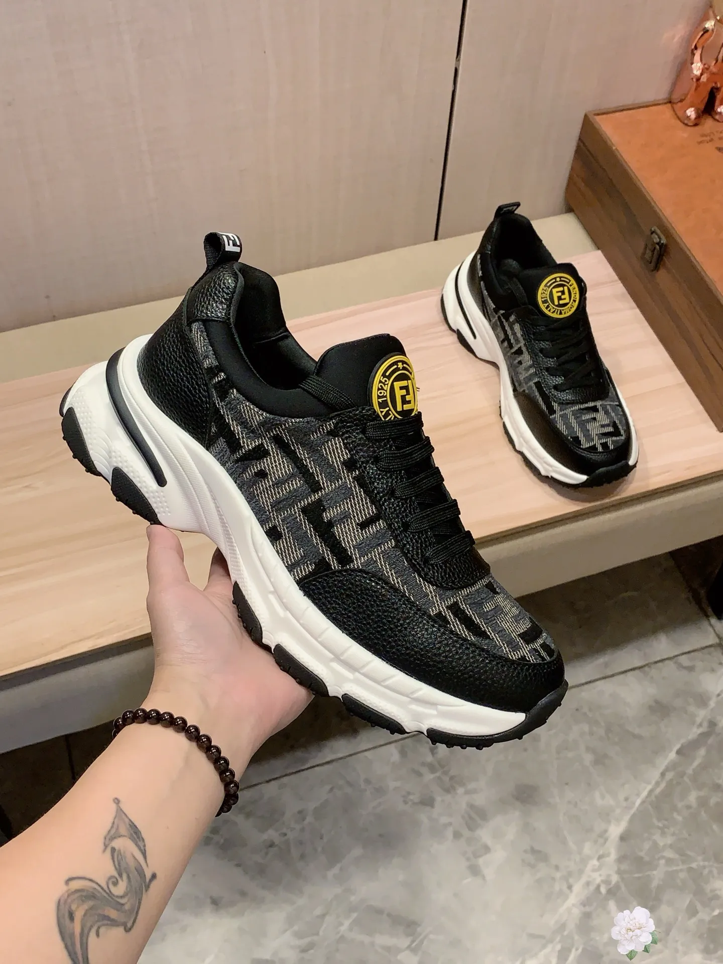 Men's men's shoes💰460💰💰🎩🎩[Lightning][Lightning] "FENDI*" The latest and most popular casual shoes, top brand [Seduce] luxury~purchase, top~quality. [Strong] The upper is made of imported breathable cowhide with material ➕ breathable sheepskin feet (•) and fine workmanship. The original stylish and stylish soft rubber wear-resistant and non-slip outsole is light and comfortable on the feet. The real thing looks better when photographed in person. 111: code: 38-44, 3️⃣ colors selected